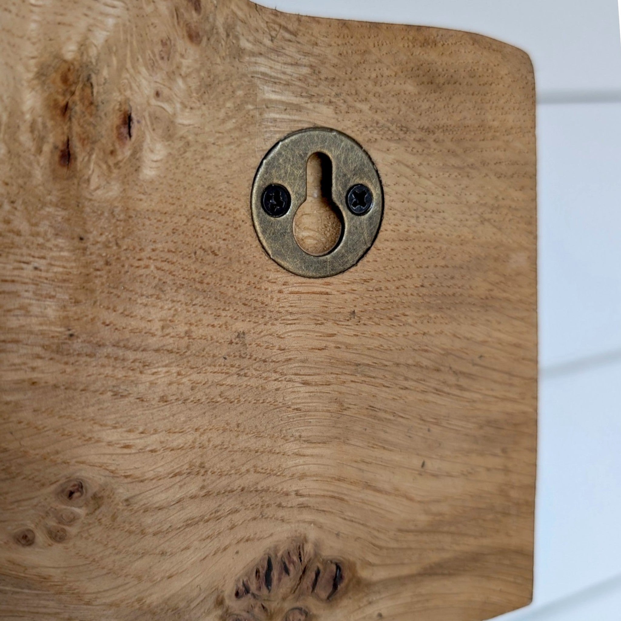 Thriverton Pippy Oak coat rack showing the recessed brass keyhole mounting plate on the back of the live edge wood